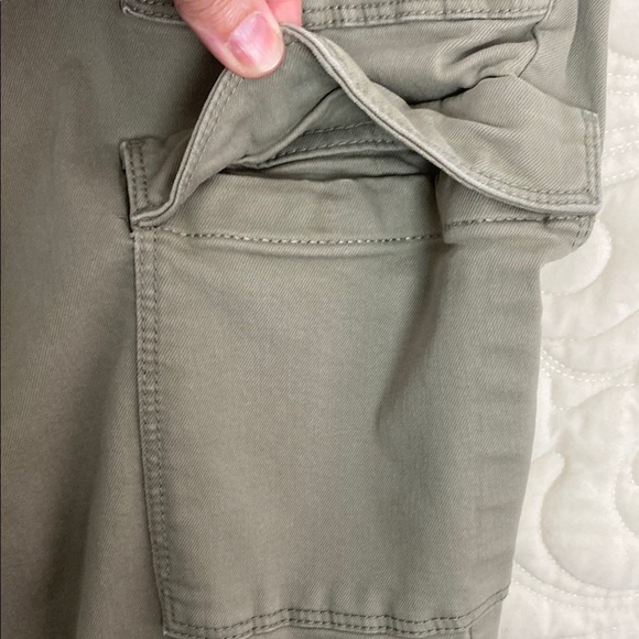R Jeans The Highrise Cargo Pants Olive Green Size 34 Petite - Picture 3 of 11